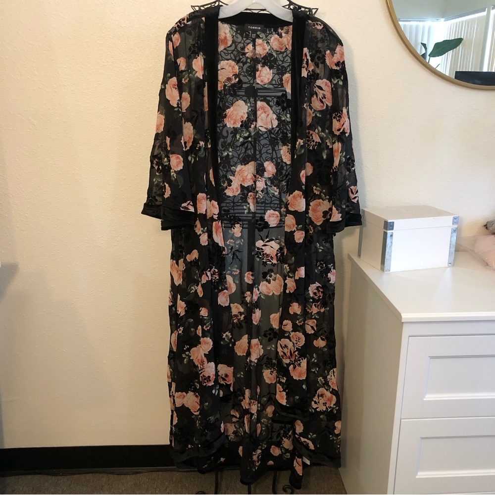 Torrid Black Chiffon Flocked Floral Longline Kimono – S1/2